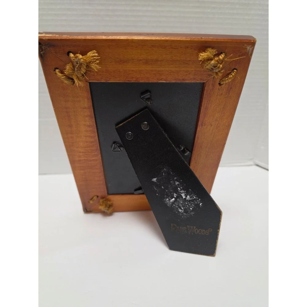 Rare Woods rustic wooden picture frame featuring a woven rope border and‎ corner